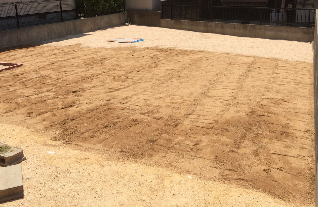 防草シートと真砂土で防草対策をして2年目の庭 今年のスギナの生え具合 お家が一番