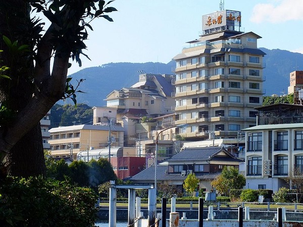 800px-Yumotokan-Ogoto_onsen_&_Ogoto_port