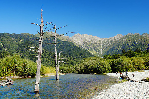 800px-Kamikochi_Taisho-ike04n3200