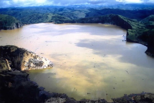 800px-Lake_nyos