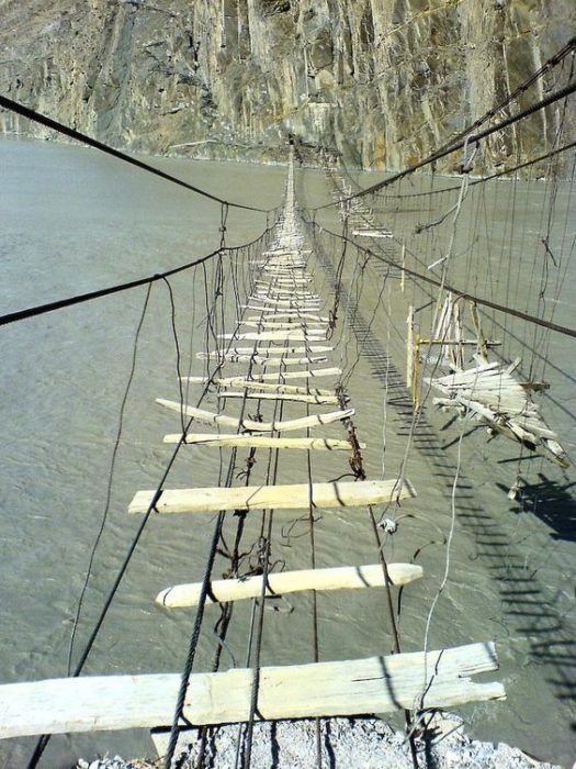 Puente-colgante-de-Hussaini-Pakistan-2-525x700