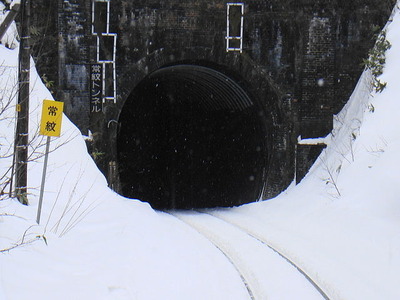 640px-Jōmon_tunnel02