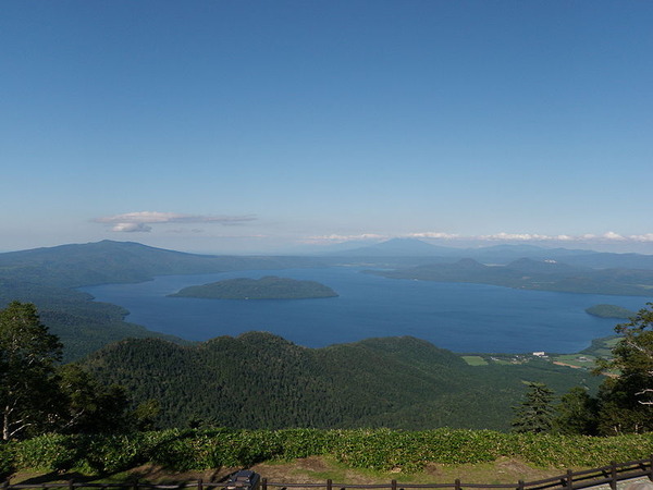 800px-Lake_Kussharo_from_Tsubetsu_pass_deck_2009