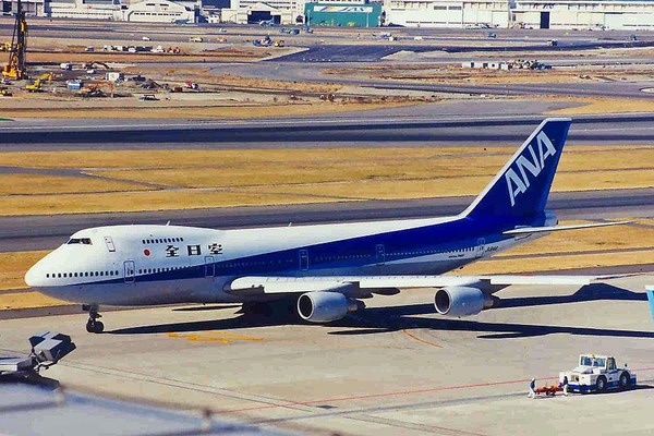 800px-JA8146_B747SR-81_ANA_HND_13JAN99_(6483447453)