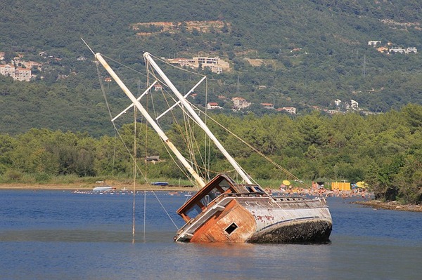 shipwreck-gf2c541a1d_640