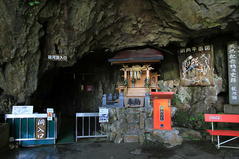 800px-Kami_Kochi_Ryugado_East_Entrance_1