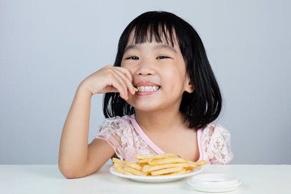 2a-eating-french-fries-599489716