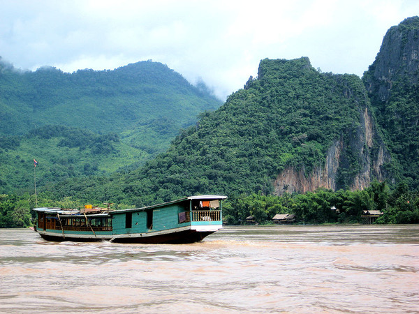 800px-Navigating_the_Mekong_(1491413540)
