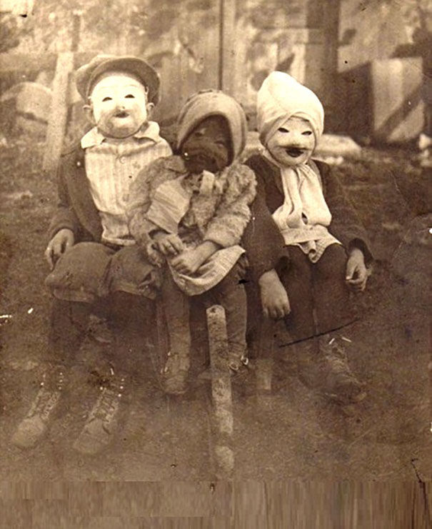 まるで心霊写真 昔のハロウィンの仮装が雰囲気ばつぐんで寝られない 不思議 Net まるで心霊写真 昔のハロウィンの仮装が雰囲気ばつぐんで寝られない 不思議 Net