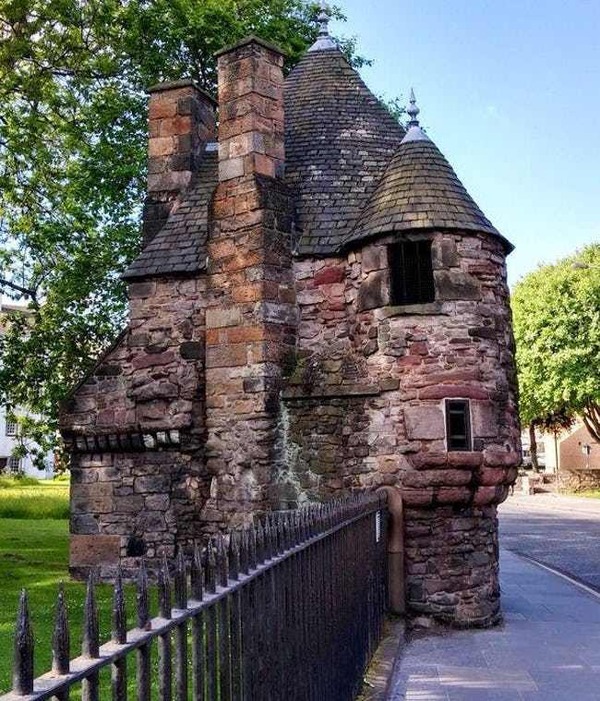 mary-queen-of-scots-had-a-house-sized-bathroom-photo-u2