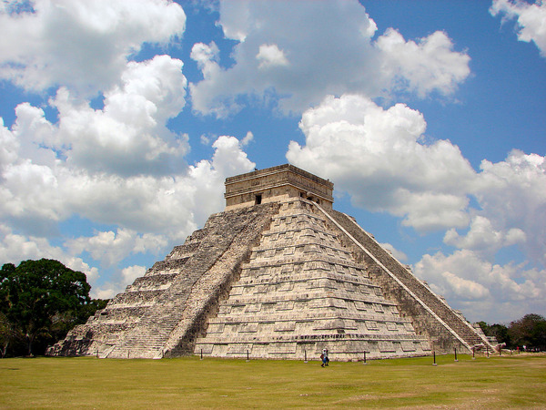 1280px-Chichen-Itza-Castillo-Seen-From-East