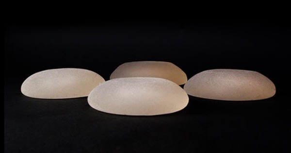 7b-breast-implants-471239107