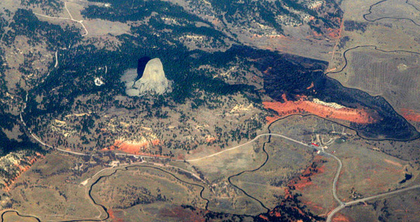 800px-Devils_Tower_aerial