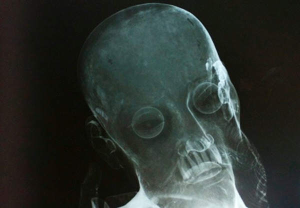 7-jesus-statue-with-human-teeth