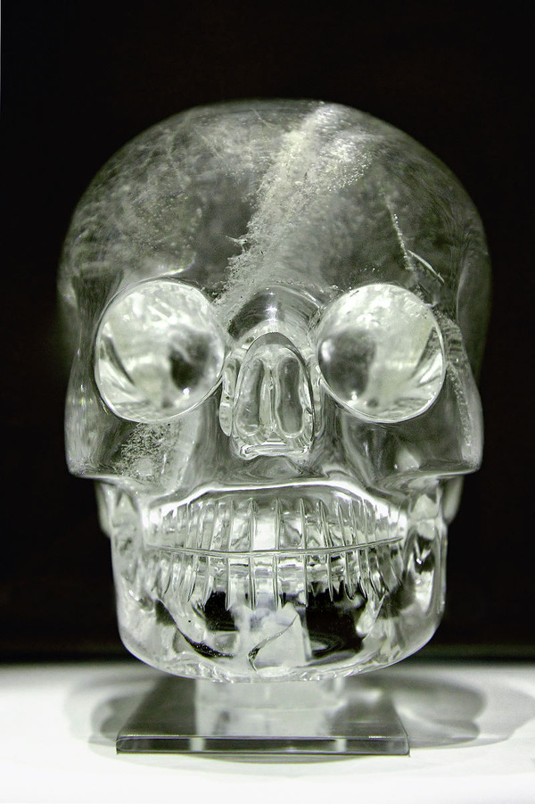800px-Crystal_skull_british_museum_random9834672