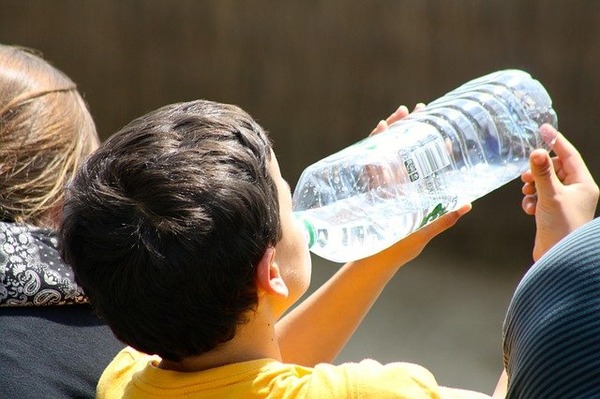 boy-drinking-from-bottle-738210_640