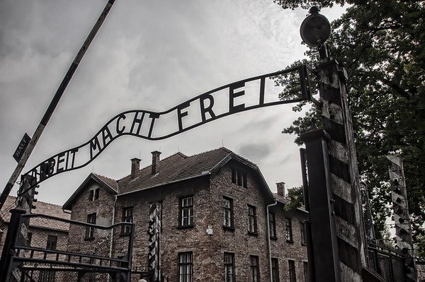 auschwitz-i-gf2aff780a_640