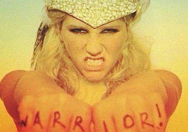 5-kesha-toothy-headdress