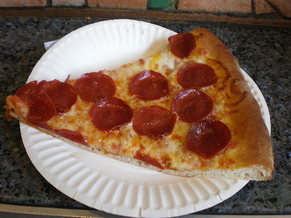 800px-Blondie's_pepperoni_pizza_slice