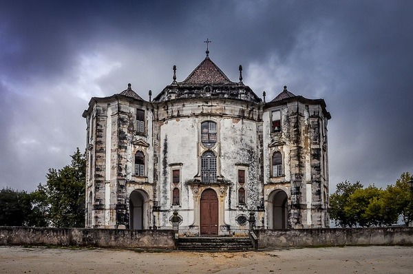 The-decaying-facade-of-an-abandoned-church-in-Portugal