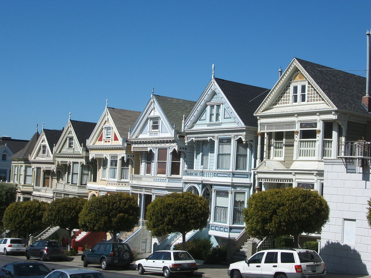 サンフランシスコの代表的な風景 アラモスクエア Alamo Square から見るビクトリアンハウス Victorian House 世界遺産マイスター Lucky の人生を楽しく生きるための海外旅行ブログ サンフランシスコの代表的な風景 アラモスクエア Alamo Square から見るビクトリアンハウス Victorian House 世界遺産マイスター Lucky の人生を楽しく生きるための海外旅行ブログ