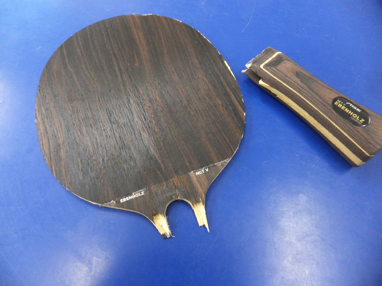 ヒビや折れているラケット7本 折れたラケット7本