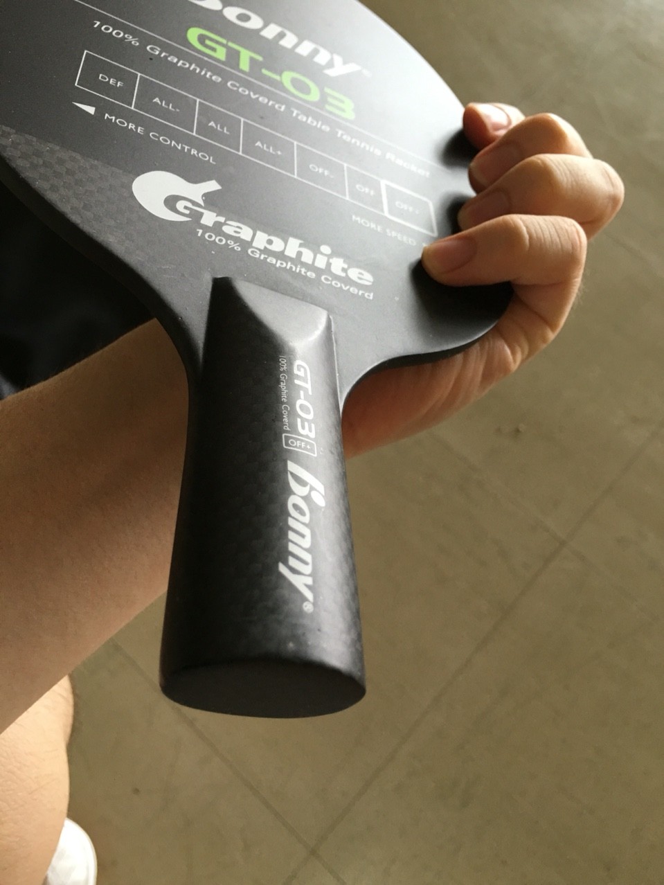 バトミントンメーカーbonnyが作った 時代を先取りしすぎたカーボン100パーセントカバーの卓球ラケット ボニー Gt 03 外観を紹介します ぐっちぃの卓球活動日記 Wrm