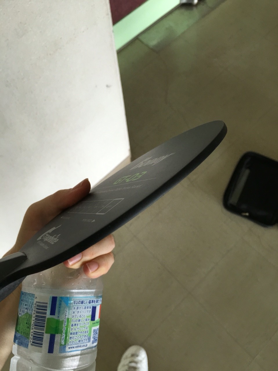 バトミントンメーカーbonnyが作った 時代を先取りしすぎたカーボン100パーセントカバーの卓球ラケット ボニー Gt 03 外観を紹介します ぐっちぃの卓球活動日記 Wrm