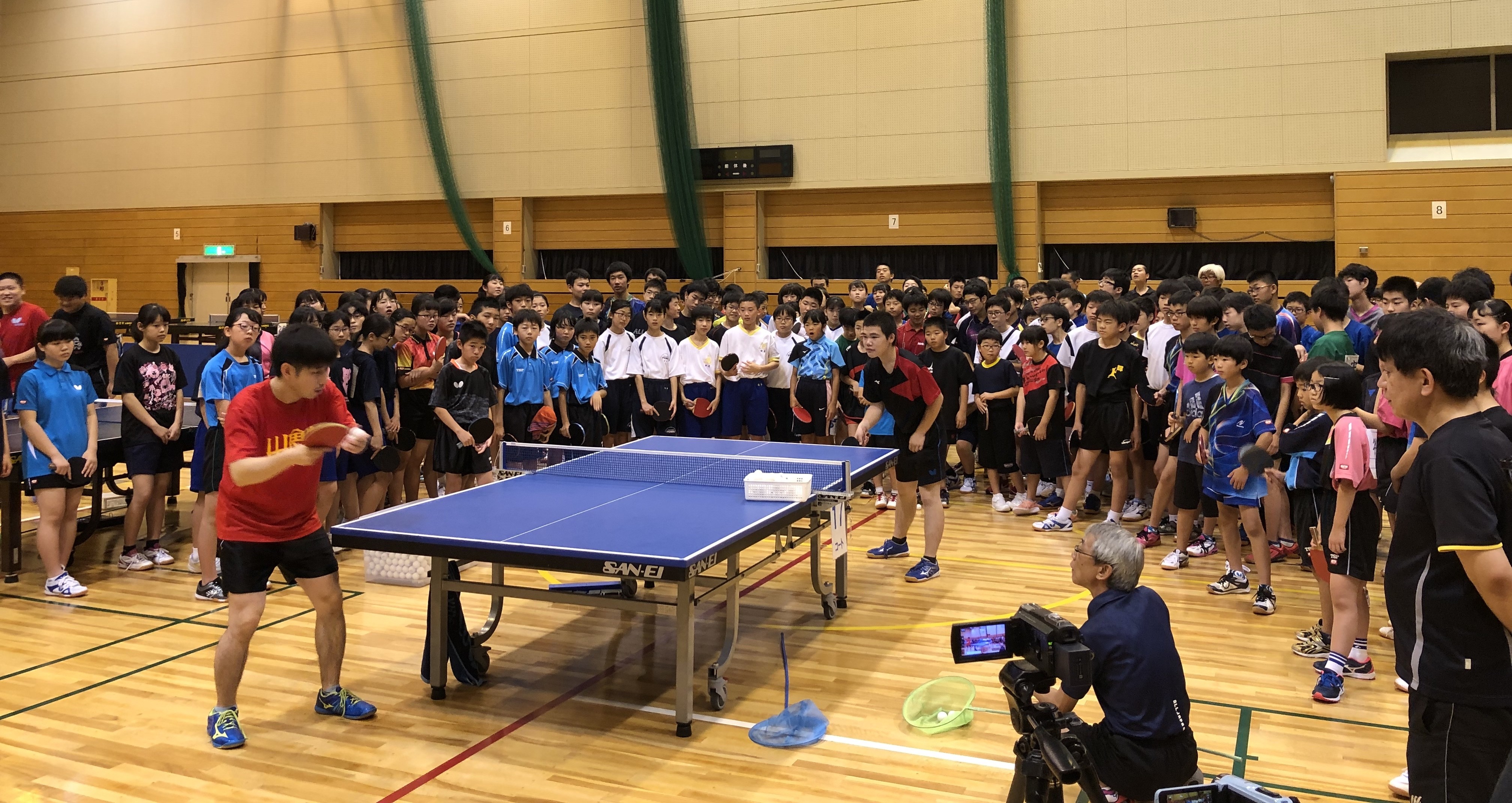 最後に富山のトップ選手たちvsぐっちぃ 富山市卓球協会の2日目の300人講習会の最後 大勢の方と対決し ラストに県王者と県2位 県2位の3名の 富山チャンピオンた ぐっちぃの卓球活動日記 Wrm