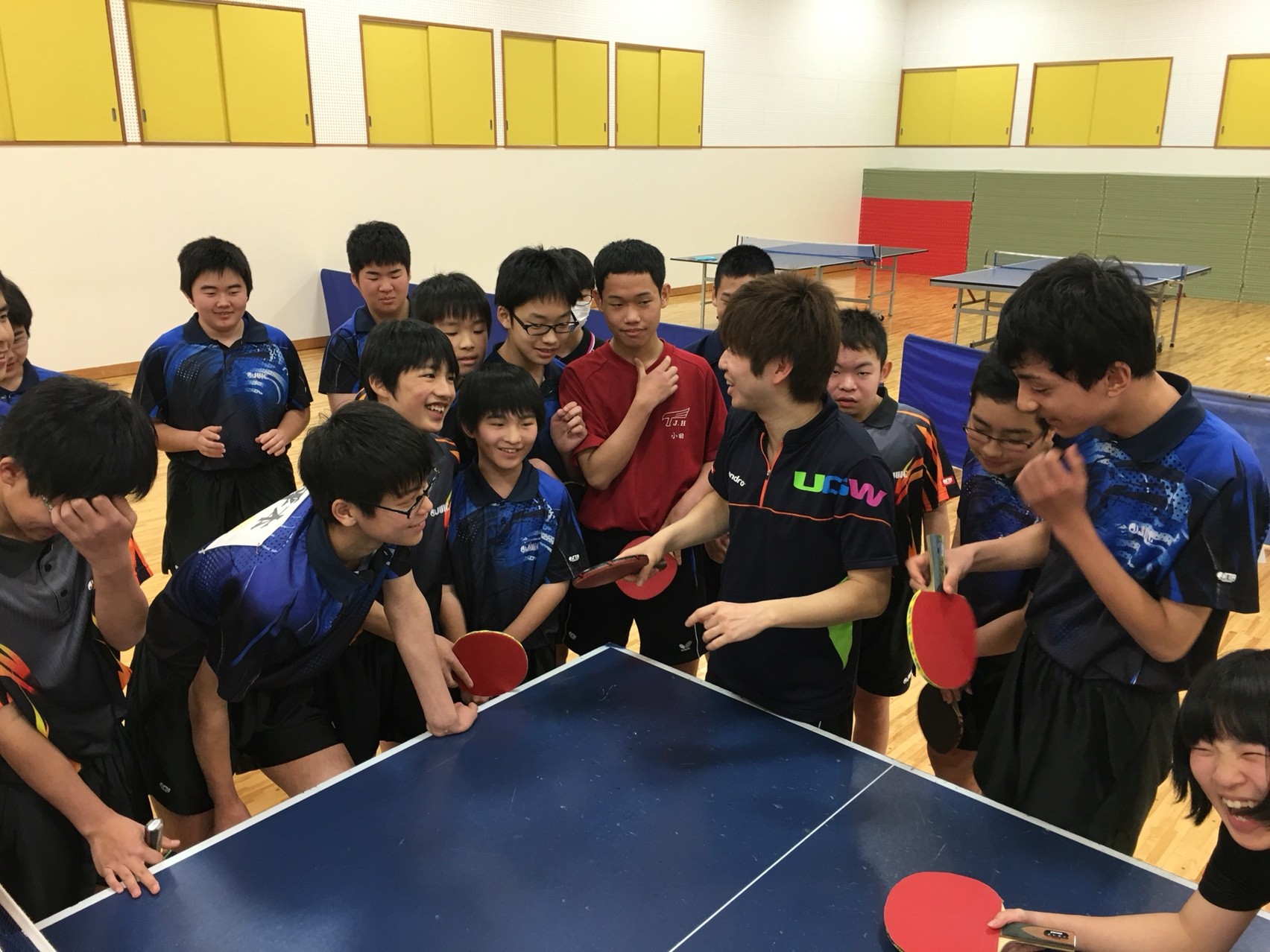 徳島県高浦中学校に来てます！ 講習会後にラケットの話してたら、みんな楽しそうにしてくれてます^o^ 徳島の卓球熱は熱いですよー！ ぐっちぃの卓球活動日記【WRM】