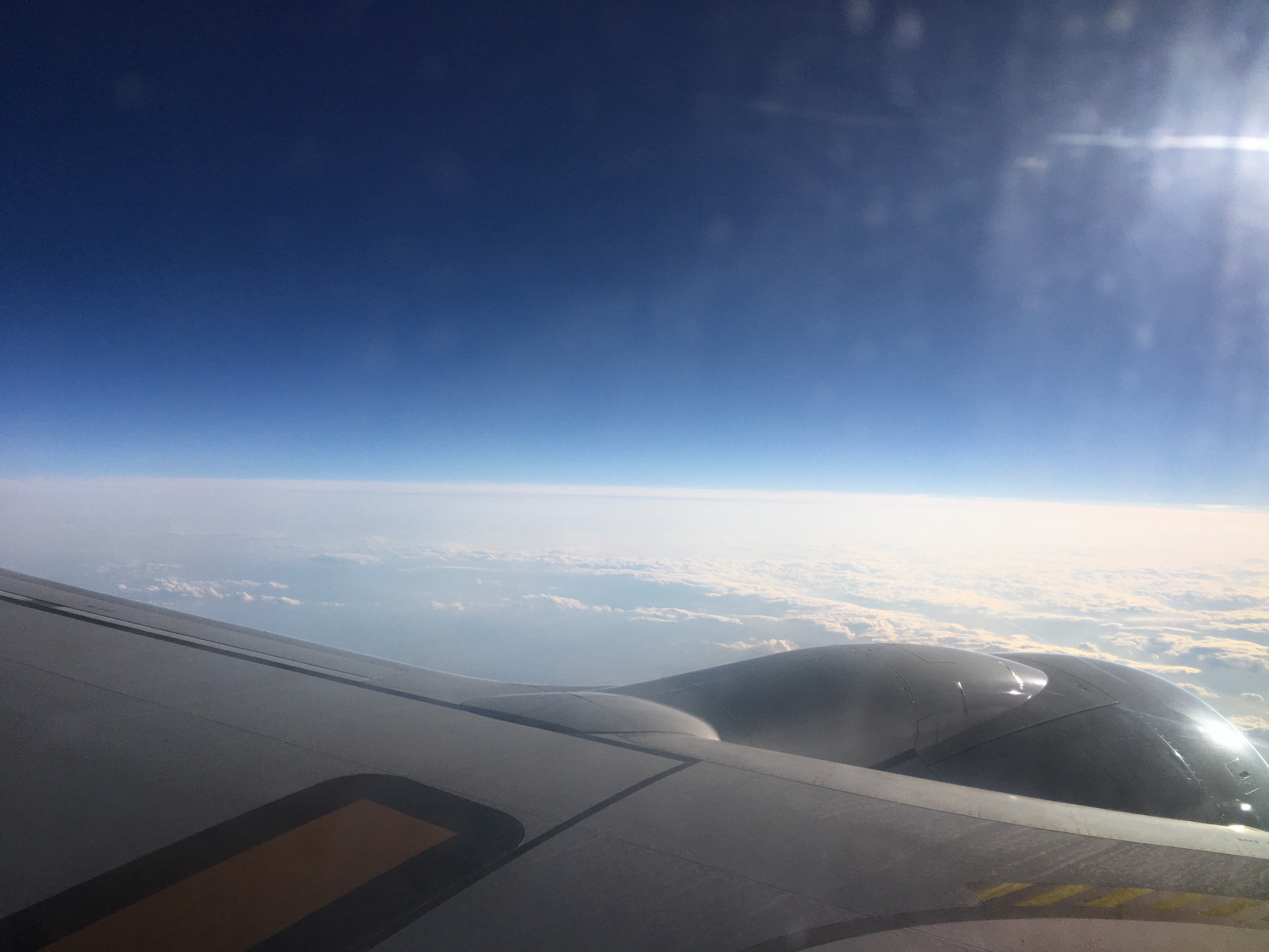 ぐっちぃ 羽田から佐賀までの空の景色です 空の水色と黒の境目 ぐっちぃの卓球活動日記 Wrm