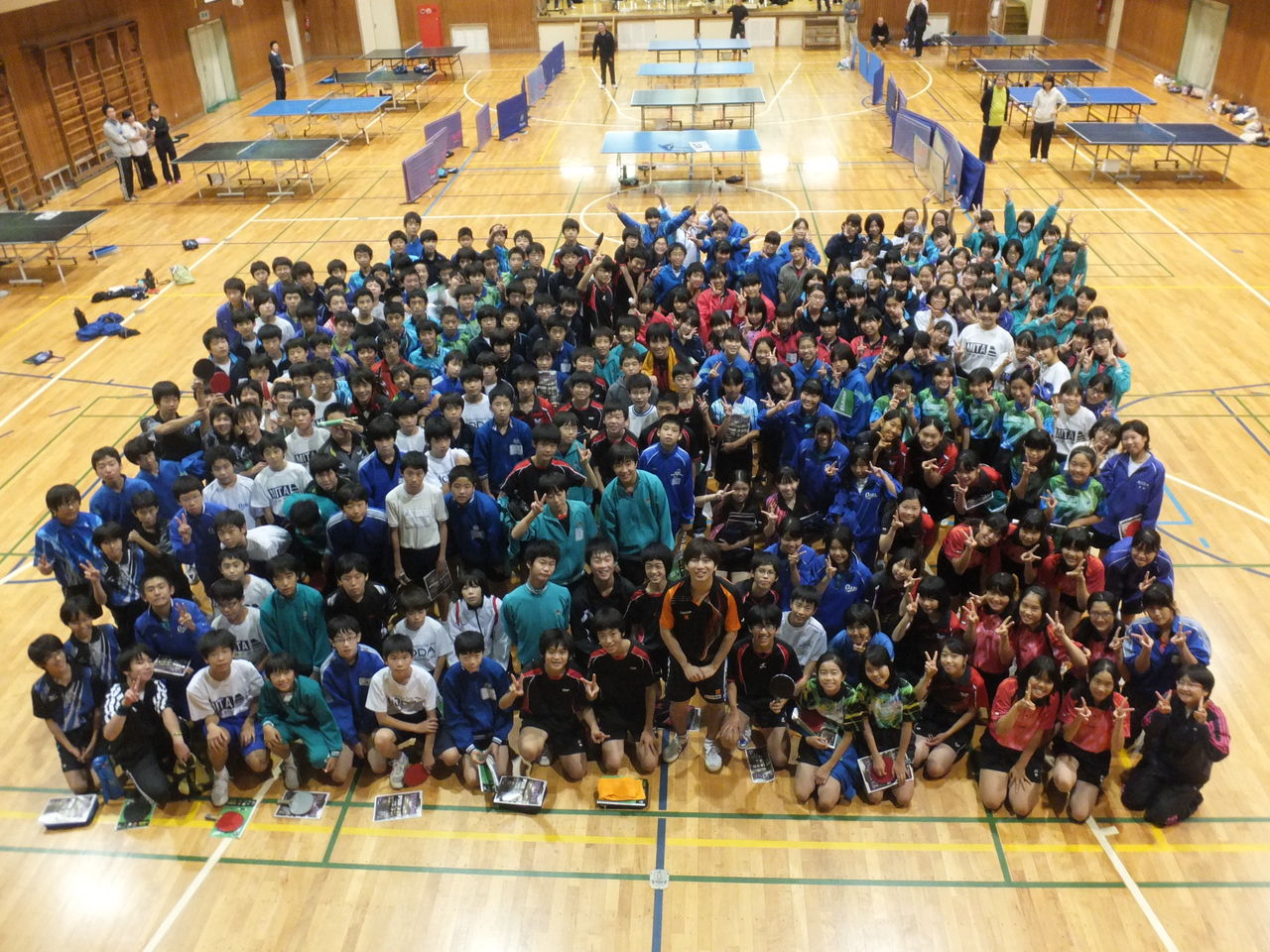 ぐっちぃ 400人講習会 ぐっちぃを探せ 小学校の全校生徒の集合写真 下敷きに使う写真みたい ぐっちぃの卓球活動日記 wrm