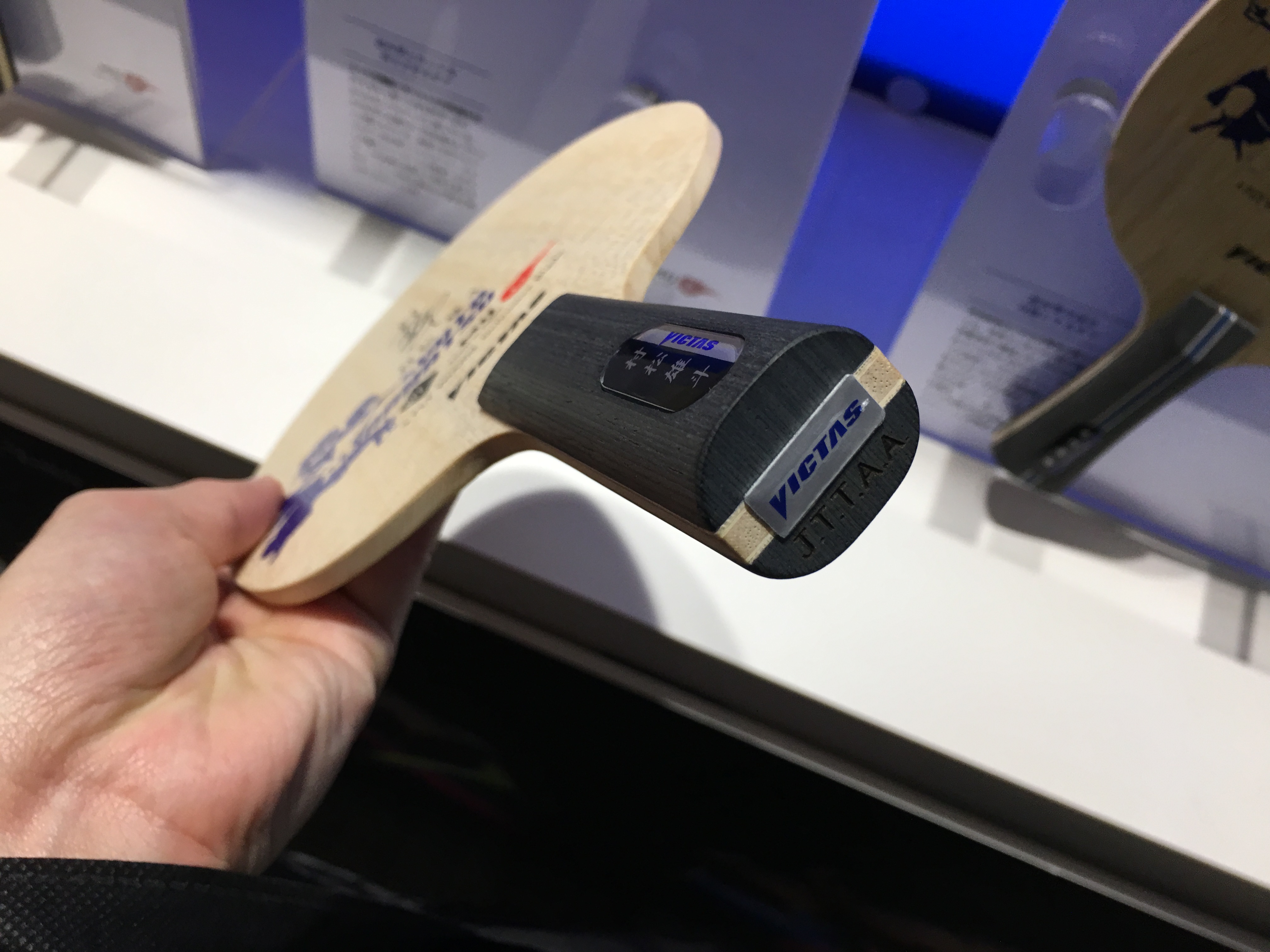 ぐっちぃ】全日本のブースにて、VICTASの新製品『村松雄斗 Yuto 