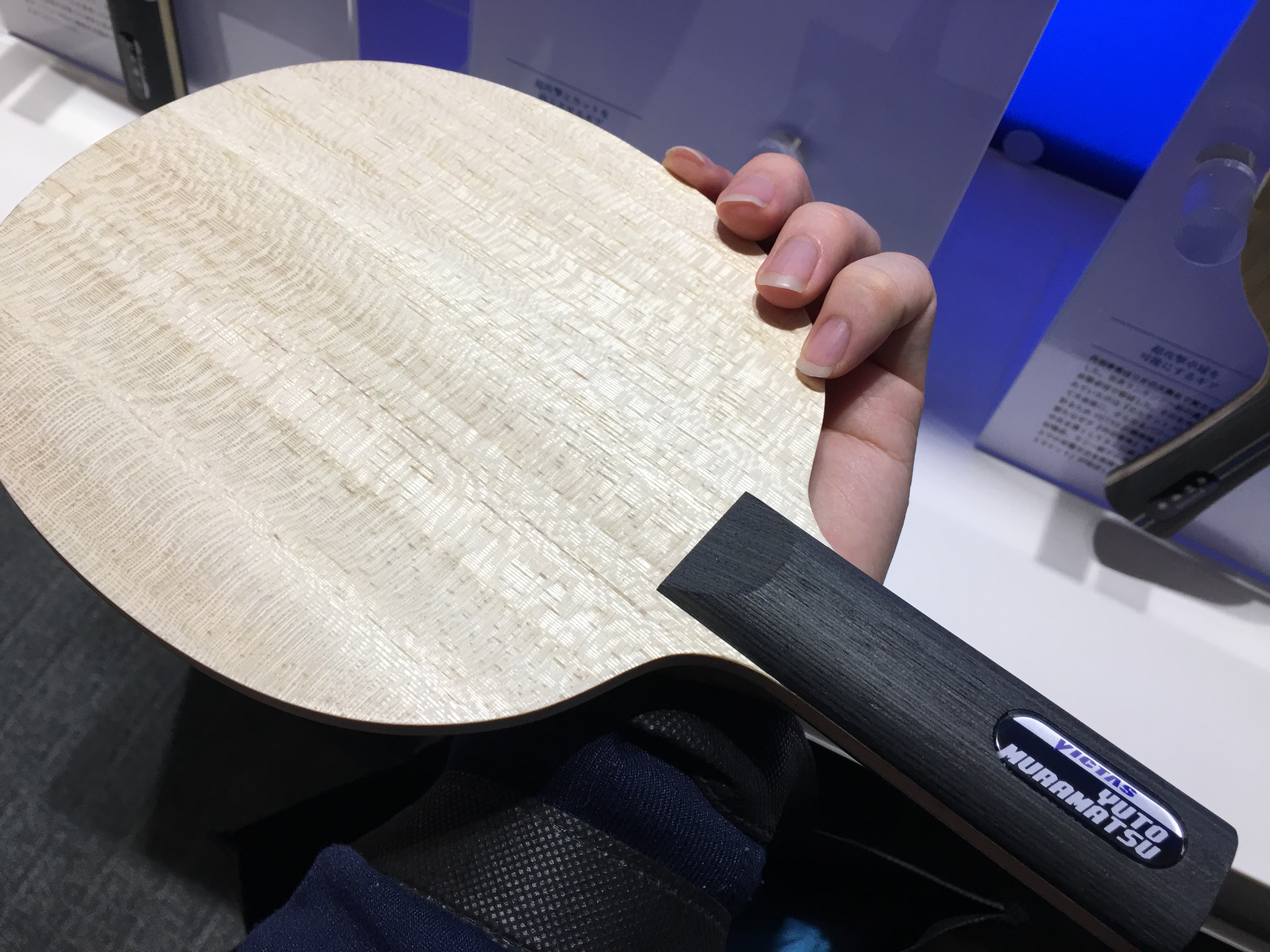 ぐっちぃ】全日本のブースにて、VICTASの新製品『村松雄斗 Yuto 