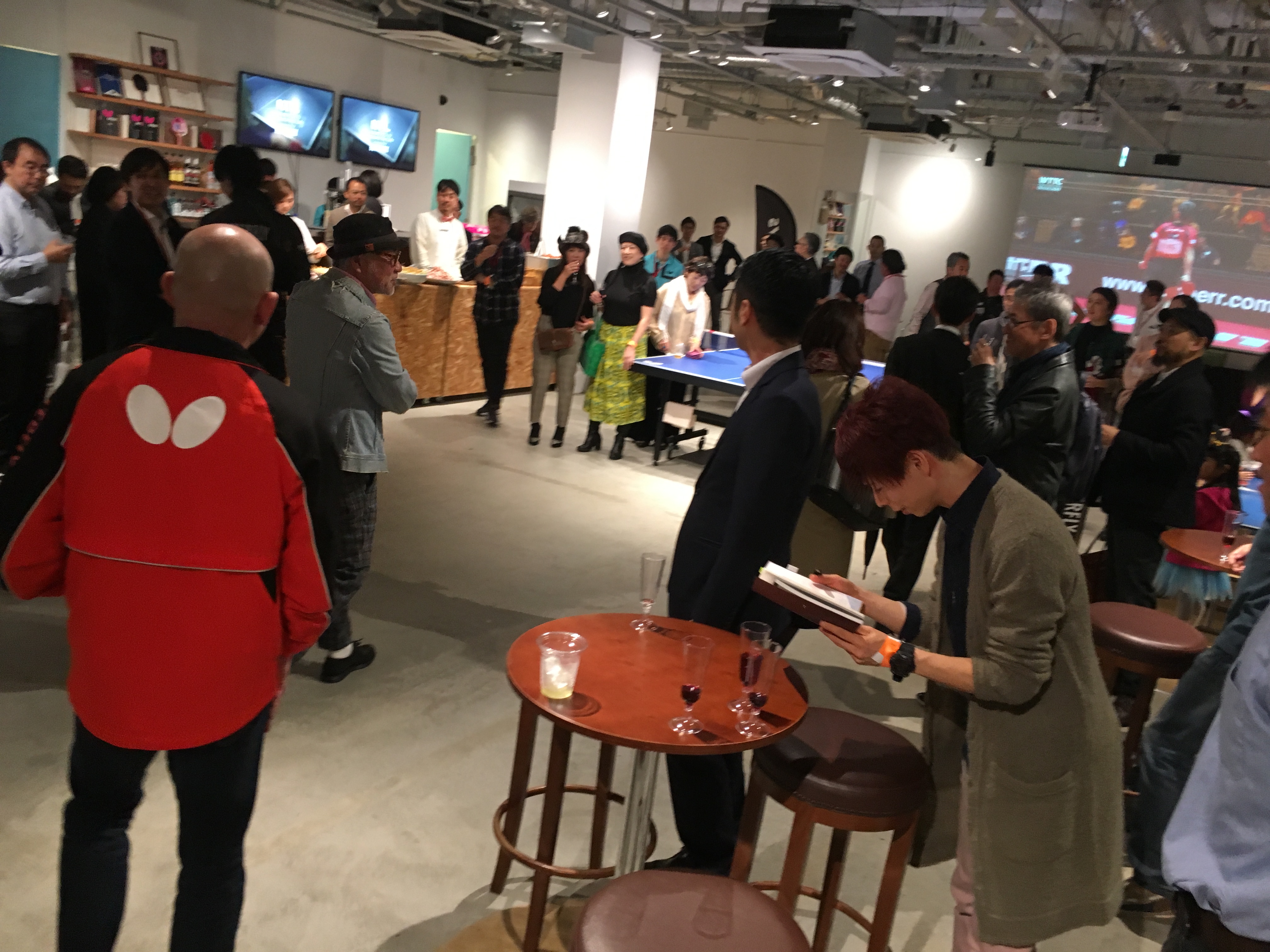 横浜でのntl レセプションパーティーです 業界の方が100人ほど集まってます ここで もしトーナメントしたら 面白い全国大会並みのレベルなんでしょうね笑 ぐっちぃの卓球活動日記 Wrm 横浜でのntl レセプションパーティーです 業界の方が100人ほど集まってます ここで もしトーナメントしたら 面白い全国大会並みのレベルなんでしょうね笑 ぐっちぃの卓球活動日記 Wrm