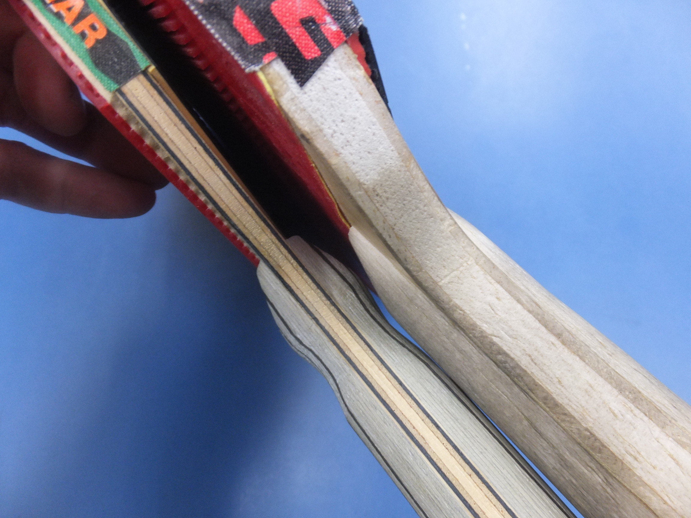 ぐっちぃ 7枚合板ラケットが小さく見える 世の中にはいろんなラケットがありますね ぐっちぃの卓球活動日記 Wrm