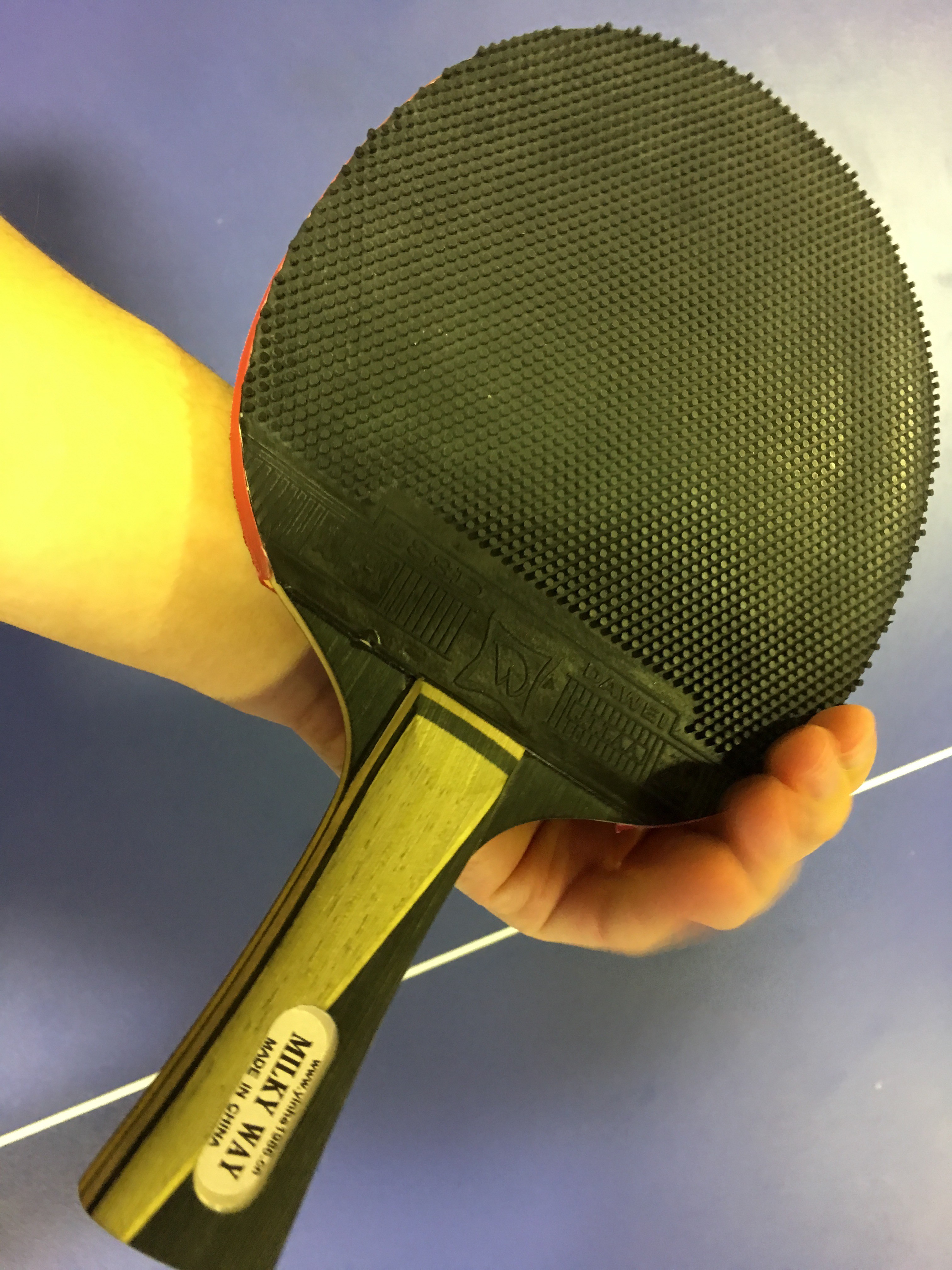 ぐっちぃ】山梨で偉関カーボンっぽいグリップの銀河ラケットにキョウ 
