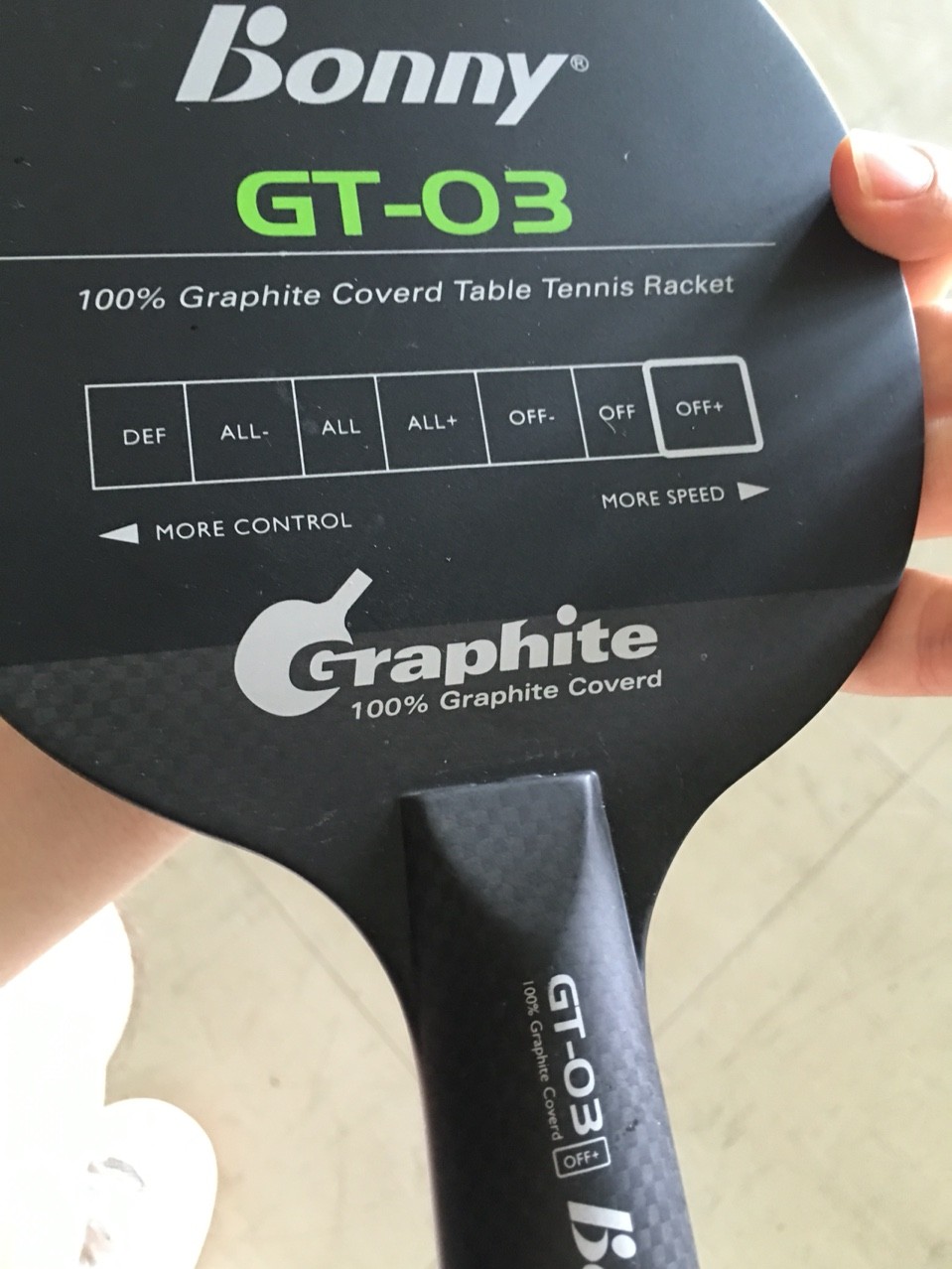 バトミントンメーカーbonnyが作った 時代を先取りしすぎたカーボン100パーセントカバーの卓球ラケット ボニー Gt 03 外観を紹介します ぐっちぃの卓球活動日記 Wrm