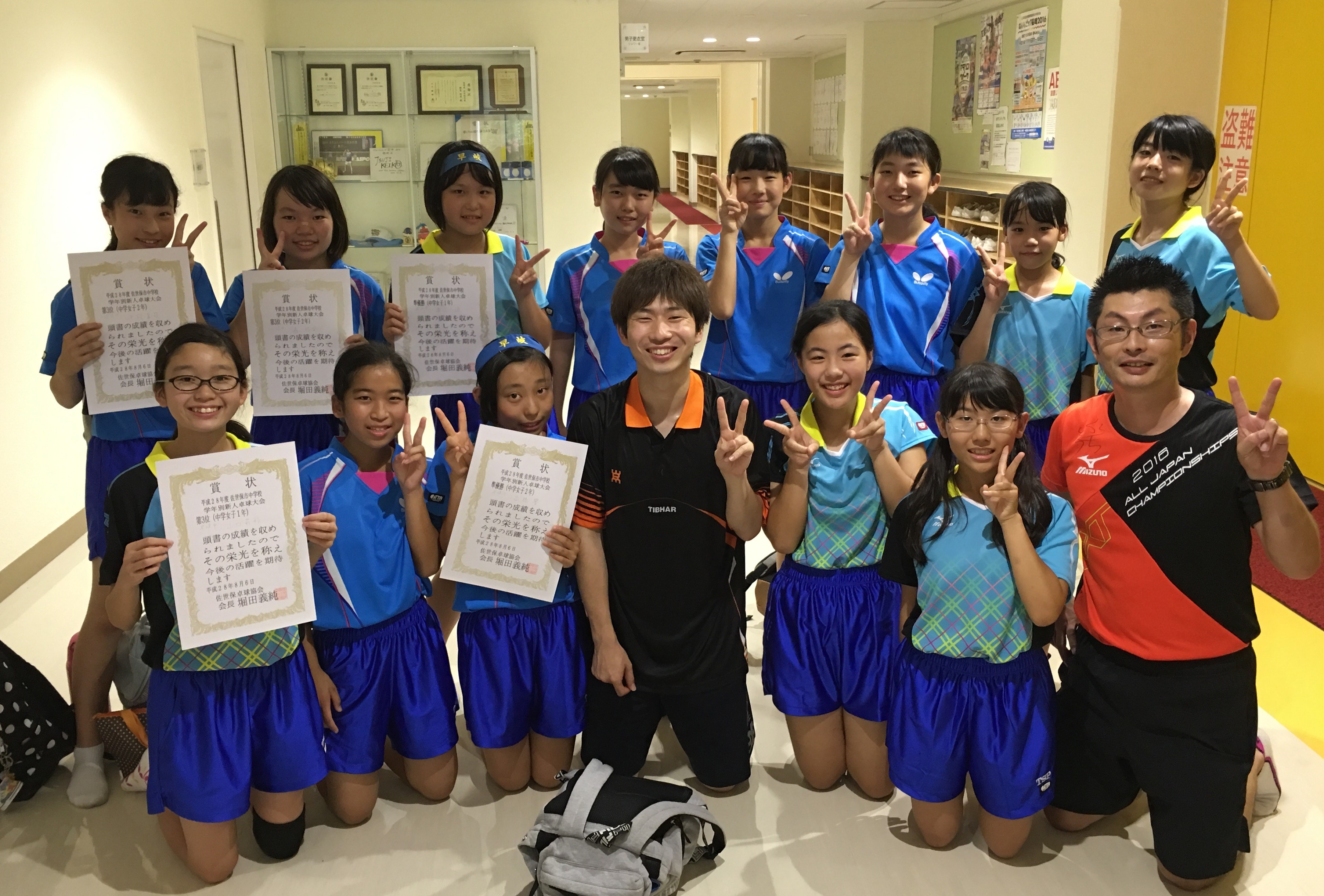 長崎県佐世保の講習会で声をかけて頂いた 早岐中学校のみなさんです ちょうど大会で個人戦上位取ったようで 半数の方が賞状を 笑 ぐっちぃ動画から指導に取り入る熱血先生 ぐっちぃの卓球活動日記 Wrm