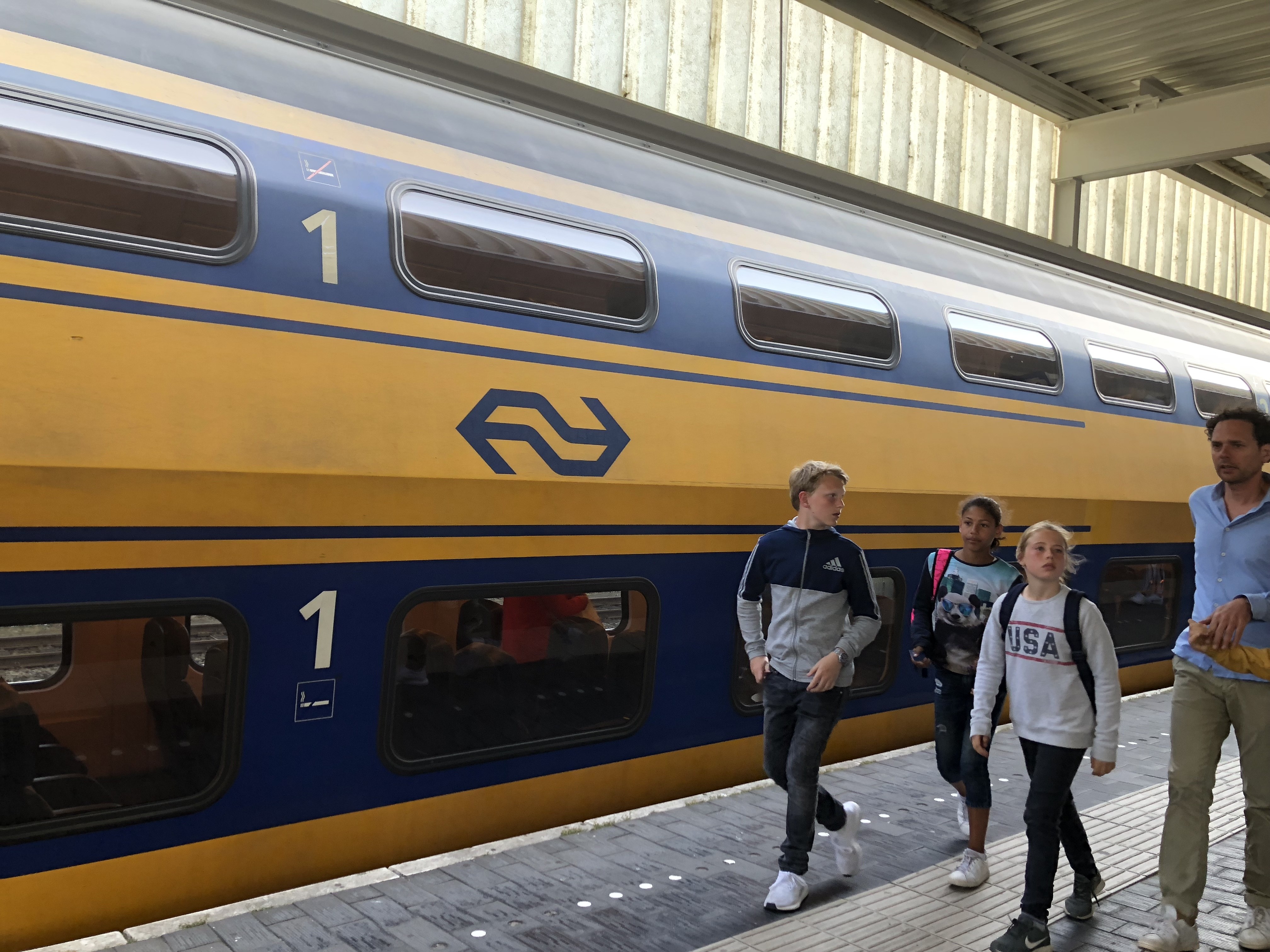 オランダ行ったときに驚いたのが 電車がとてつもなくデカイ 世界1平均身長が高いと言われるオランダ 電車もかなりデカくてびっくりしました ぐっちぃの卓球活動日記 Wrm