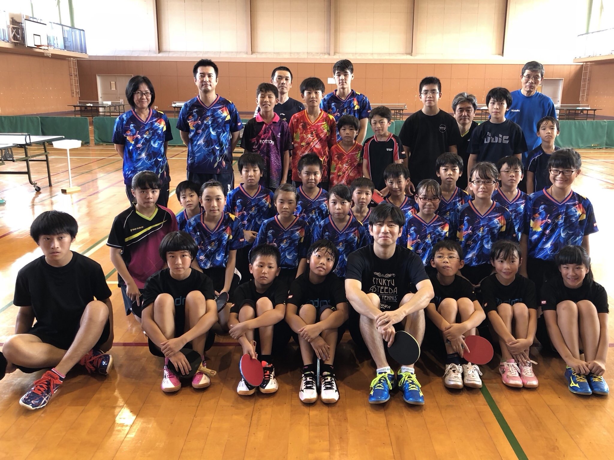 鳥取の米子卓球協会 100人講習会 小中学生がメインでたくさん集まって大盛り上がりしました 強くさせやすい内容を重視して 最後みんなと試合です ぐっちぃの卓球活動日記 Wrm