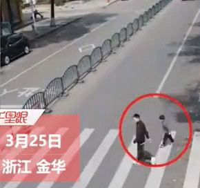 中国の横断歩道で轢かれてしまう