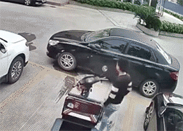 駐車車両を素手で移動させる