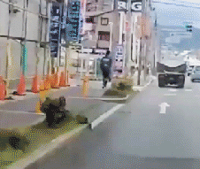 車に轢かれそうになった女子高生
