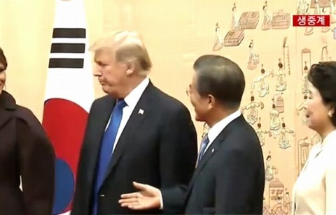 文在寅、トランプに握手を要求するも露骨に無視される