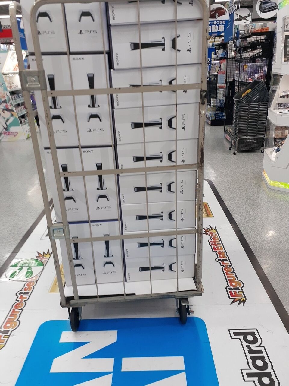 1台くれ ヨドバシ梅田店に大量のps5があるwwwwwww ヲタクnews速報