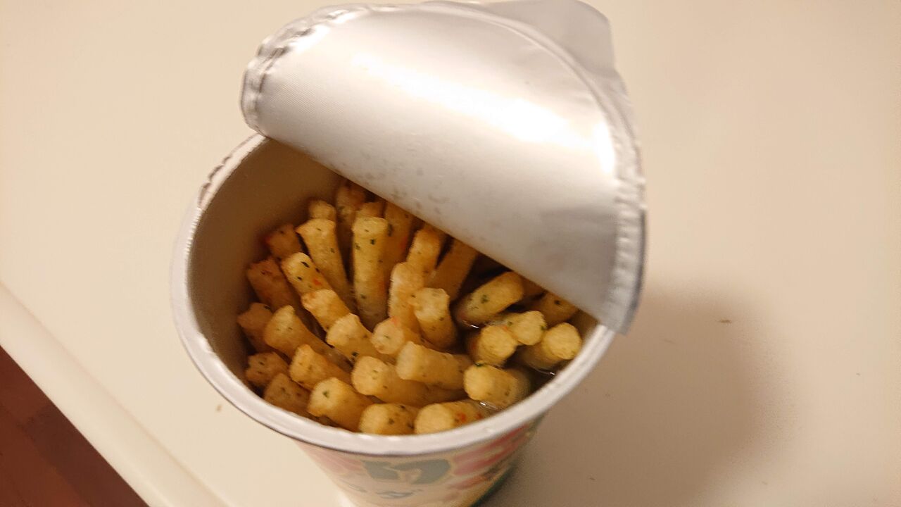 じゃがりこをお湯で戻して食べ比べ 寝言ブログ