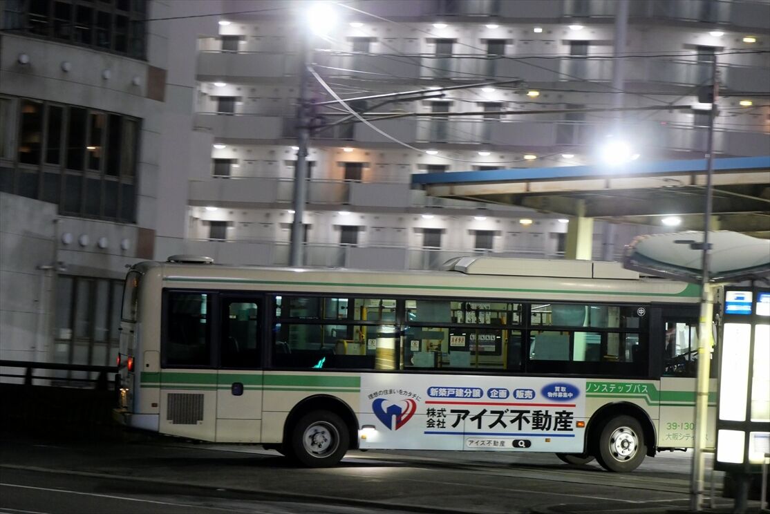 アイズ不動産（大阪シティバス）1305・1306 : ad-car's ラッピングデス