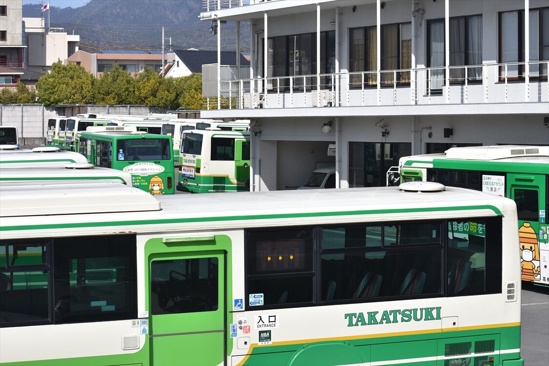 高槻市バス 緑が丘営業所にて : ad-car's ラッピングデス