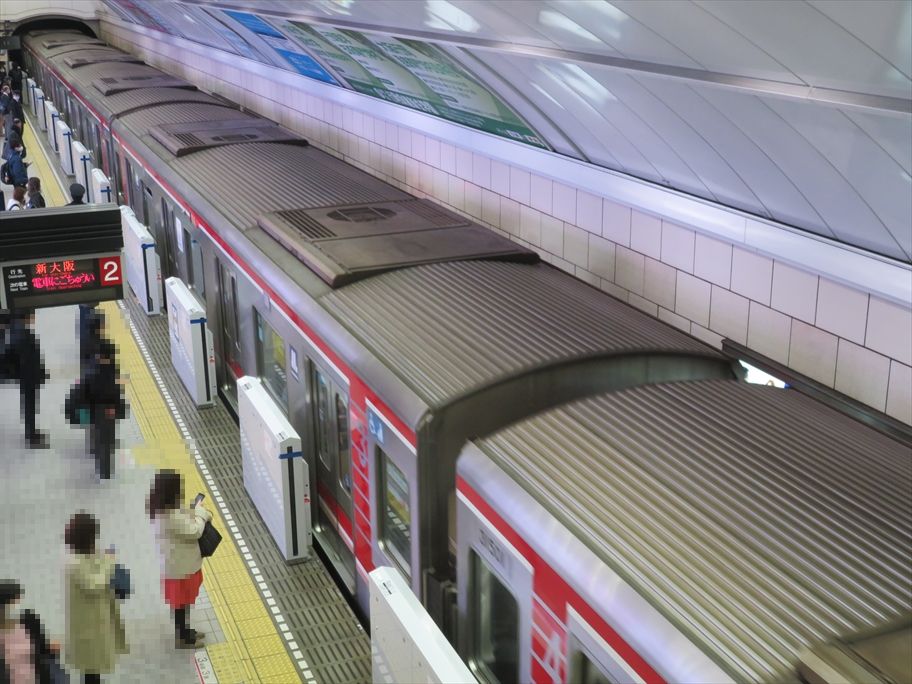 御堂筋線梅田駅にホームドア Ad Car S ラッピングデス 御堂筋線梅田駅にホームドア Ad Car S ラッピングデス